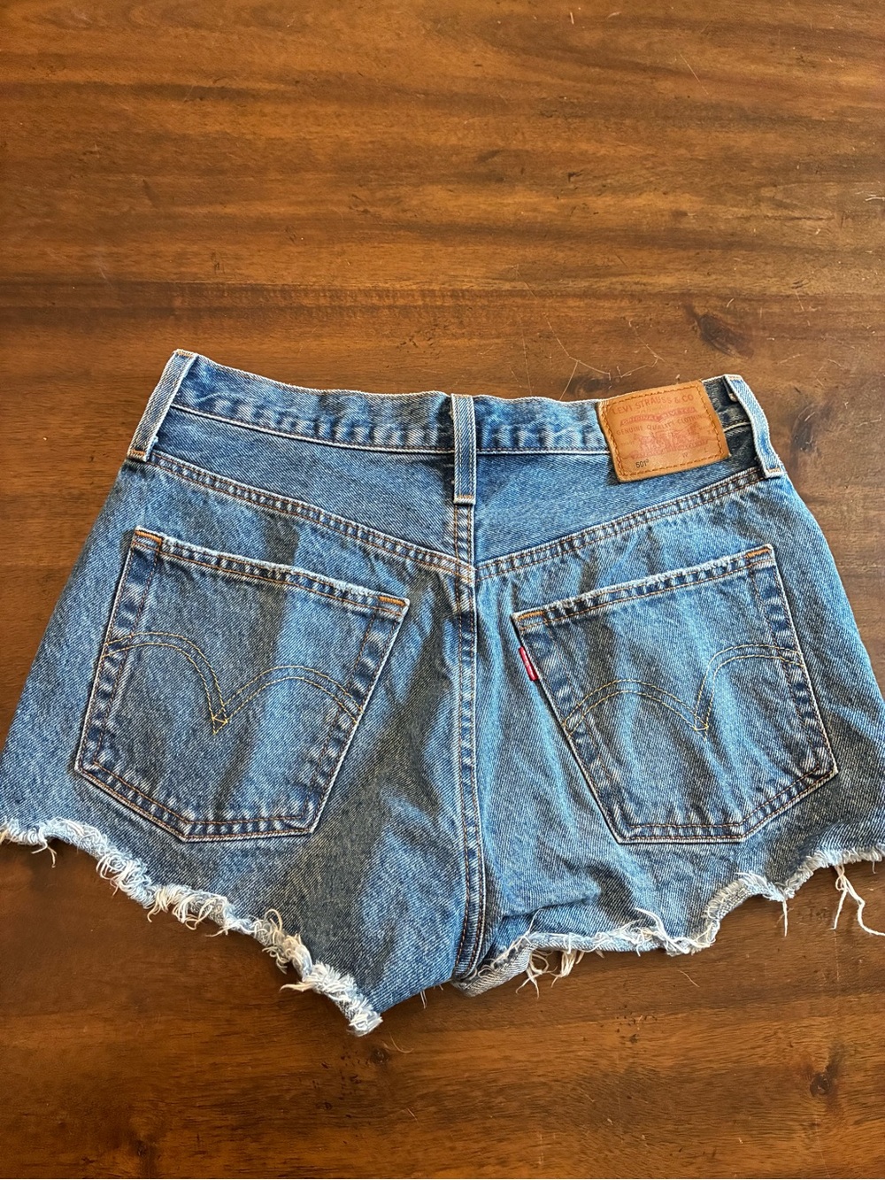 Levi’s 501 Shorts W26 Denim Jean Shorts Blue Distressed Cutoff Medium Wash - Picture 4 of 4